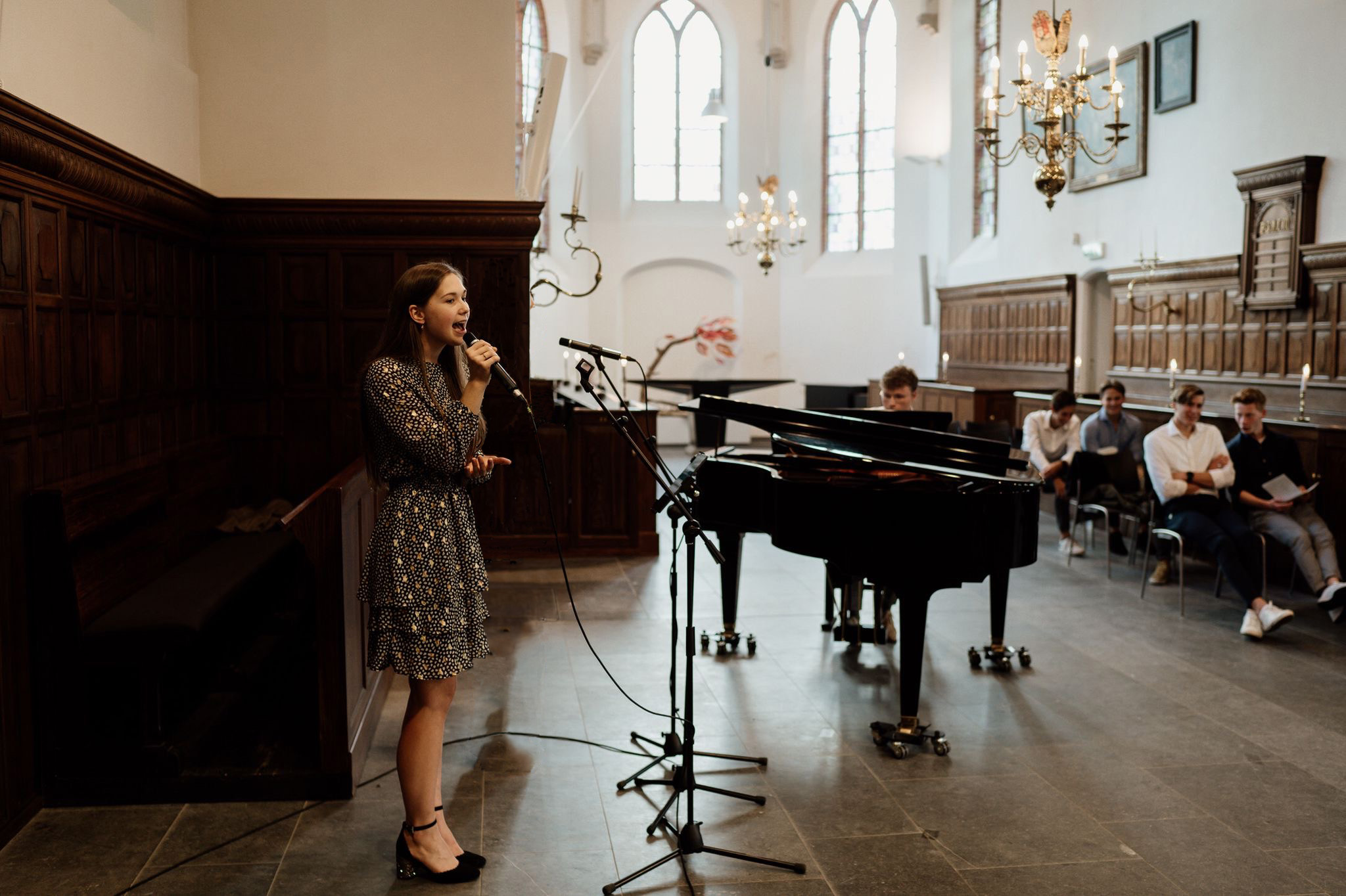 ''Muzikanten spelen live tijdens een trouwdienst in een sfeervolle kerk.''