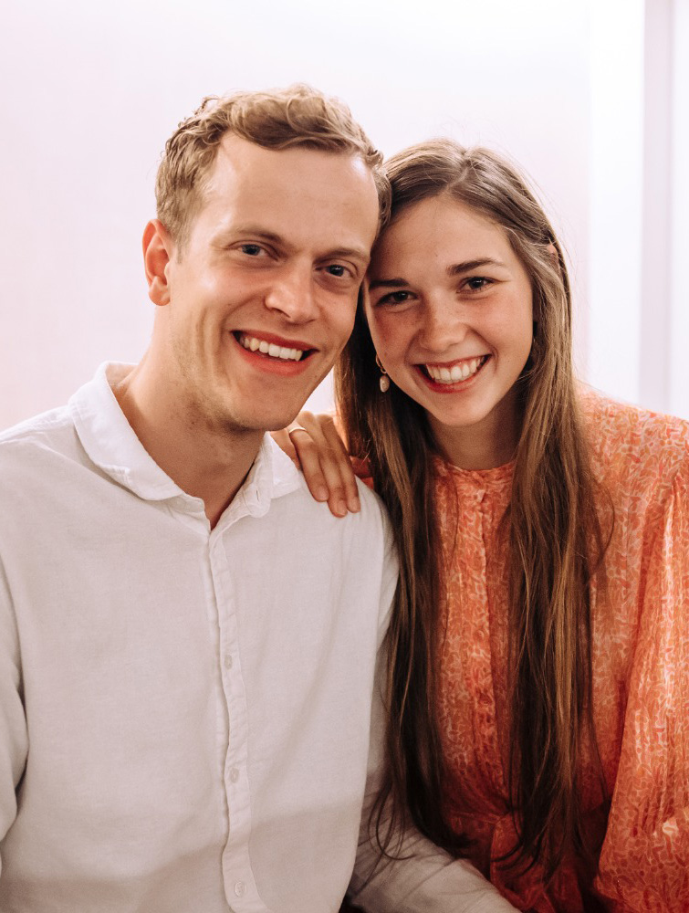 "Christelijk muzikaal duo biedt sfeervolle muzikale begeleiding voor kerkdiensten, trouwdiensten en rouwdiensten."